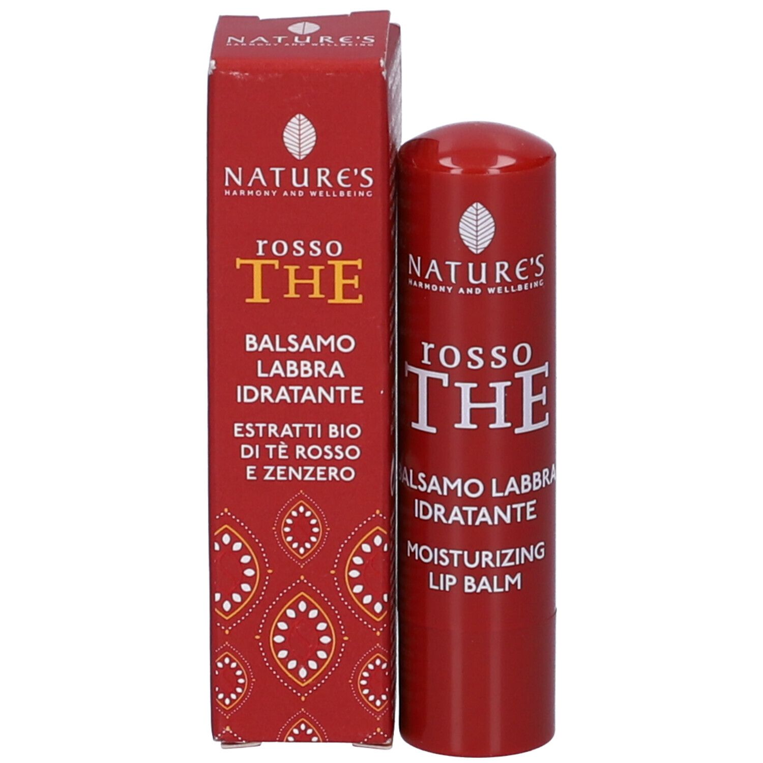 Balsamo per labbra rosso con confezione. Scritta: Nature's, Rosso The, Balsamo Labbra Idratante, Moisturizing Lip Balm.