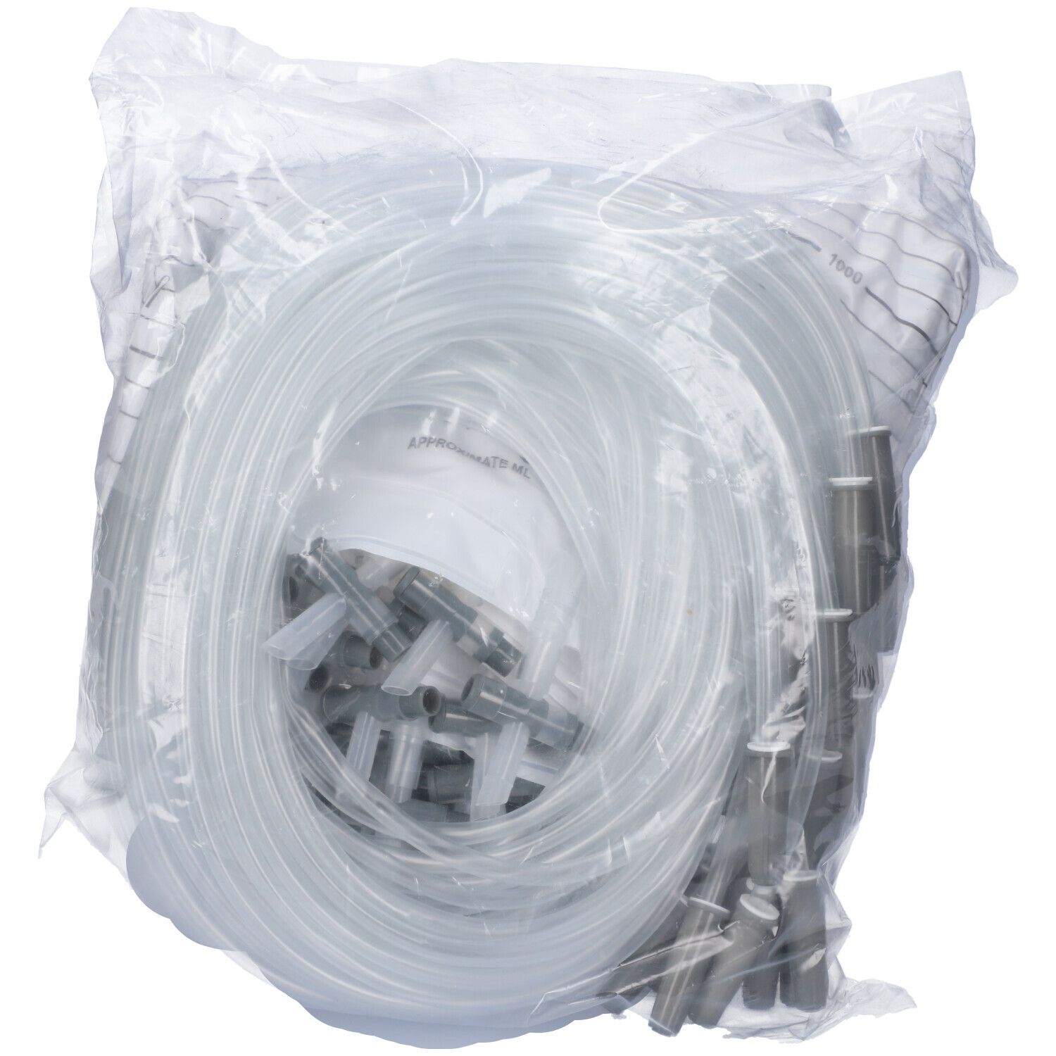 Sacchetto trasparente con sacche urina e tubi arrotolati. Confezione, primo piano.