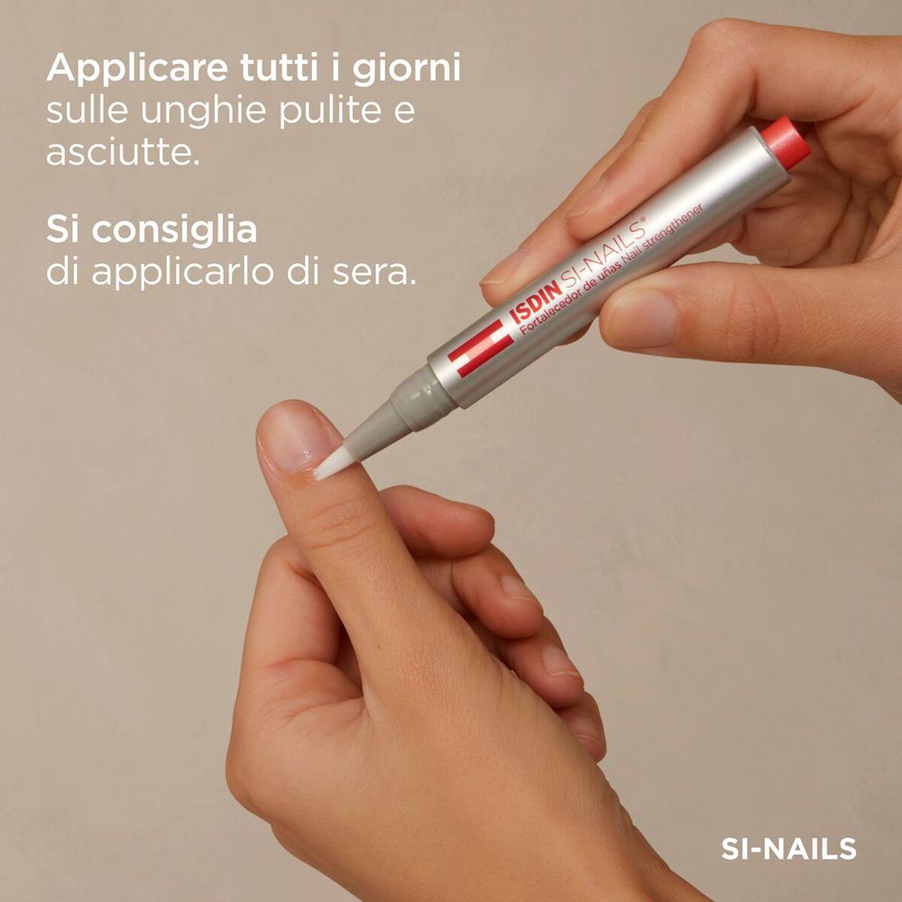 Applicazione del prodotto. Applicare la penna sull'unghia. ISDIN Si-Nails. Per unghie pulite.