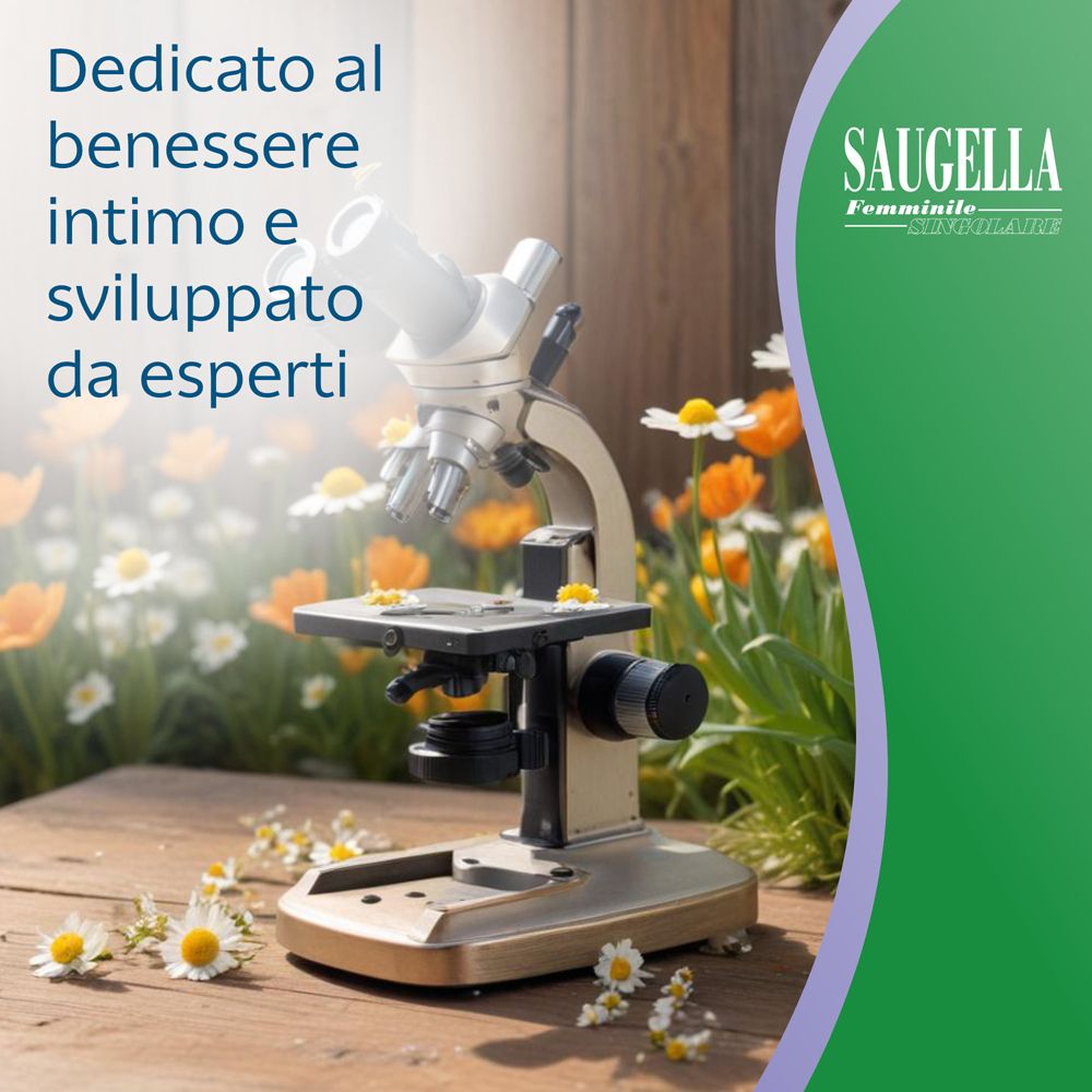 Microscopio su legno. Testo: Dedicato al benessere intimo e sviluppato da esperti. Logo Saugella Feminine.