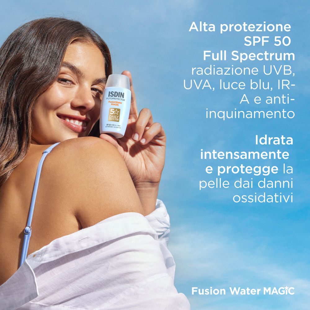 Donna con flacone di crema solare. Testo: Alta protezione SPF 50, Full Spectrum, Idratata, Fusion Water MAGIC.