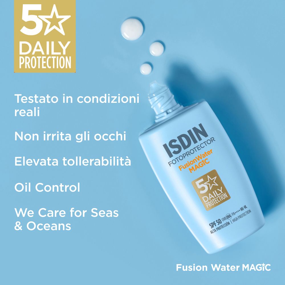 Flacone azzurro con tappo bianco. Testo: ISDIN Fotoprotector Fusion Water MAGIC. 5x Daily Protection. SPF 50.