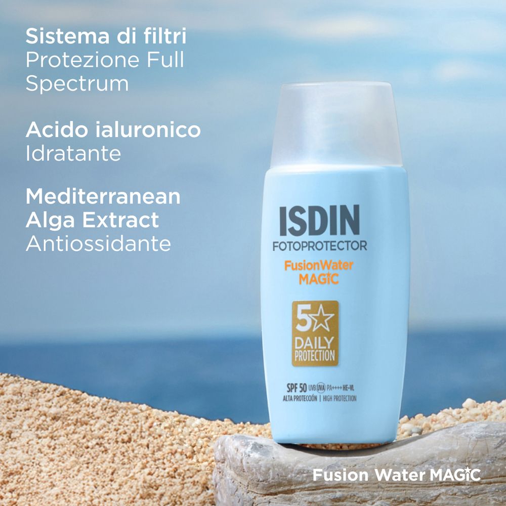 Flacone azzurro con tappo bianco. Testo: ISDIN Fotoprotector Fusion Water MAGIC. Sistema di filtri, Acido ialuronico.