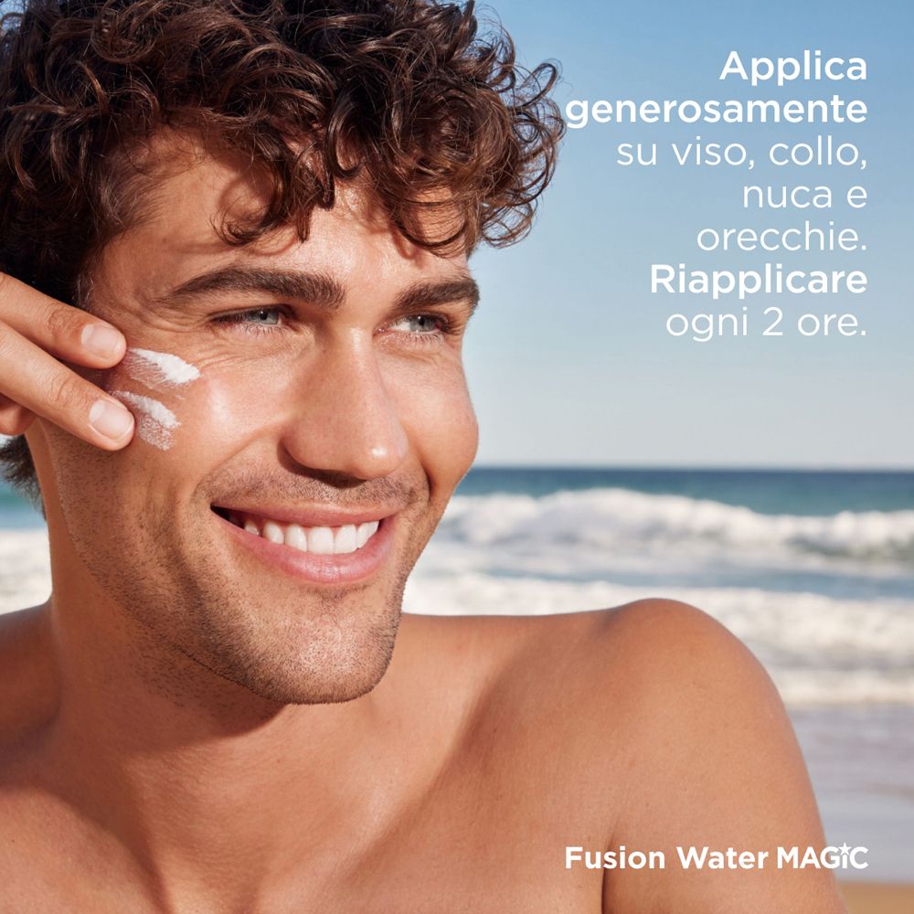 Uomo che applica la crema solare. Testo: Applica generosamente su viso, collo, nuca e orecchie. Riapplicare ogni 2 ore.