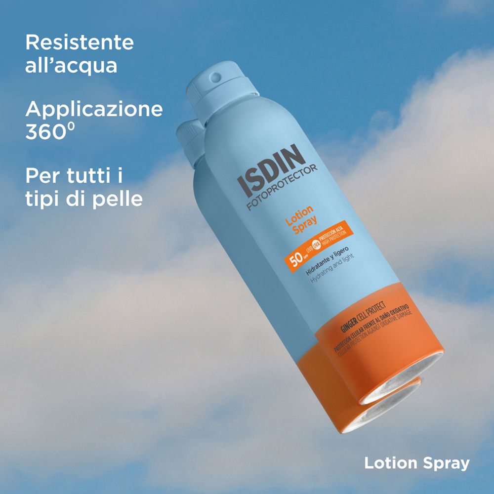 Due flaconi spray blu davanti al cielo blu. Testo: ISDIN, Lotion Spray, 50. Testo: Resistente all'acqua, 360°.