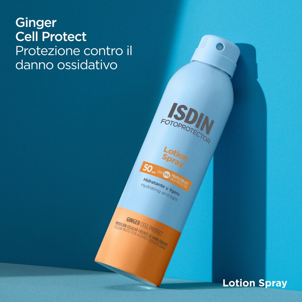 Flacone spray blu su sfondo blu. Testo: ISDIN, Lotion Spray, 50. Testo: Ginger Cell Protect.