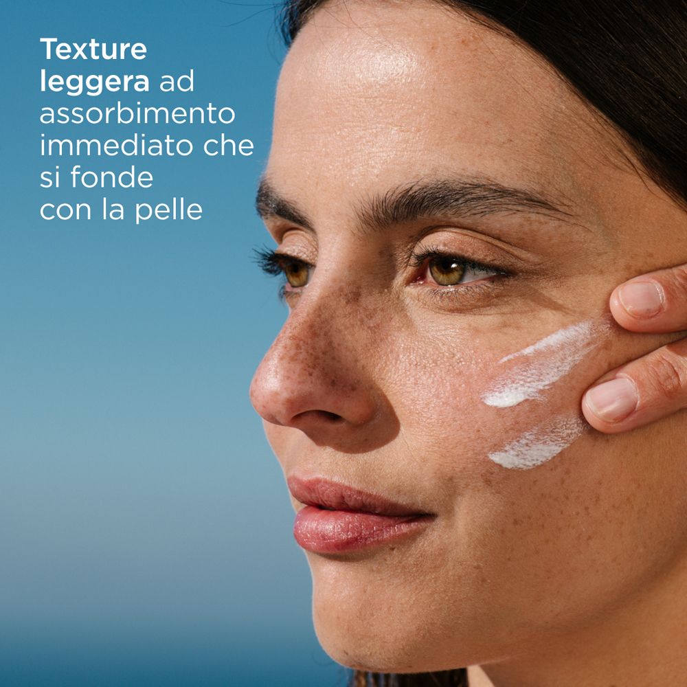 Primo piano di un viso. Tre strisce bianche sulla pelle. Testo: « Texture leggera ad assorbimento immediato che si fonde con la pelle ».