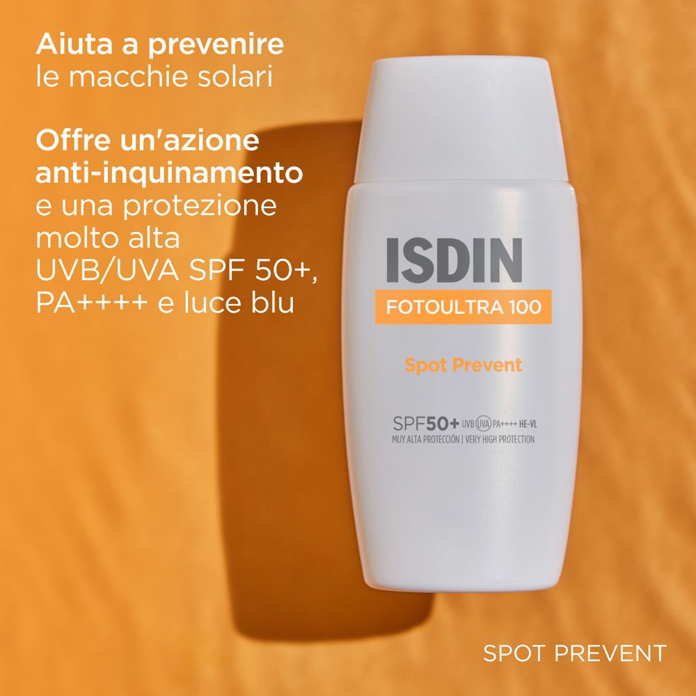 Flacone bianco con logo ISDIN e nome del prodotto. Striscia arancione con « FOTOULTRA 100 ». Testo: « Spot Prevent » e « SPF50+ ».