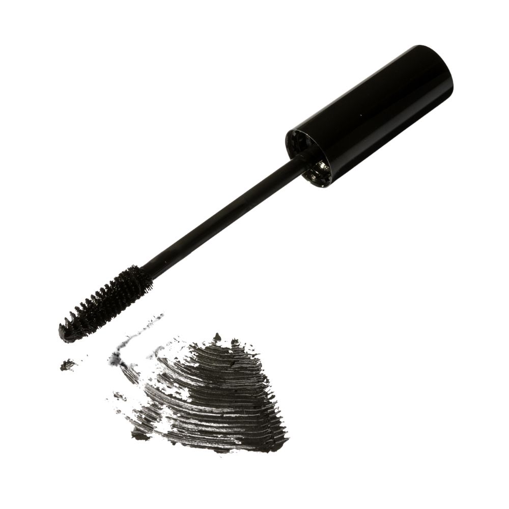 Spazzola per mascara nera con impronta di mascara nero. Su sfondo bianco.