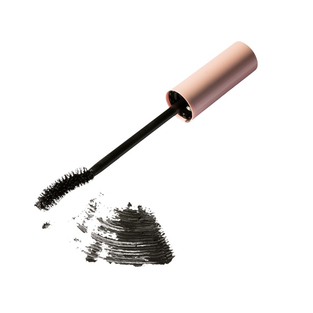 Applicatore mascara con spazzola nera e impronta di mascara nero su sfondo bianco.