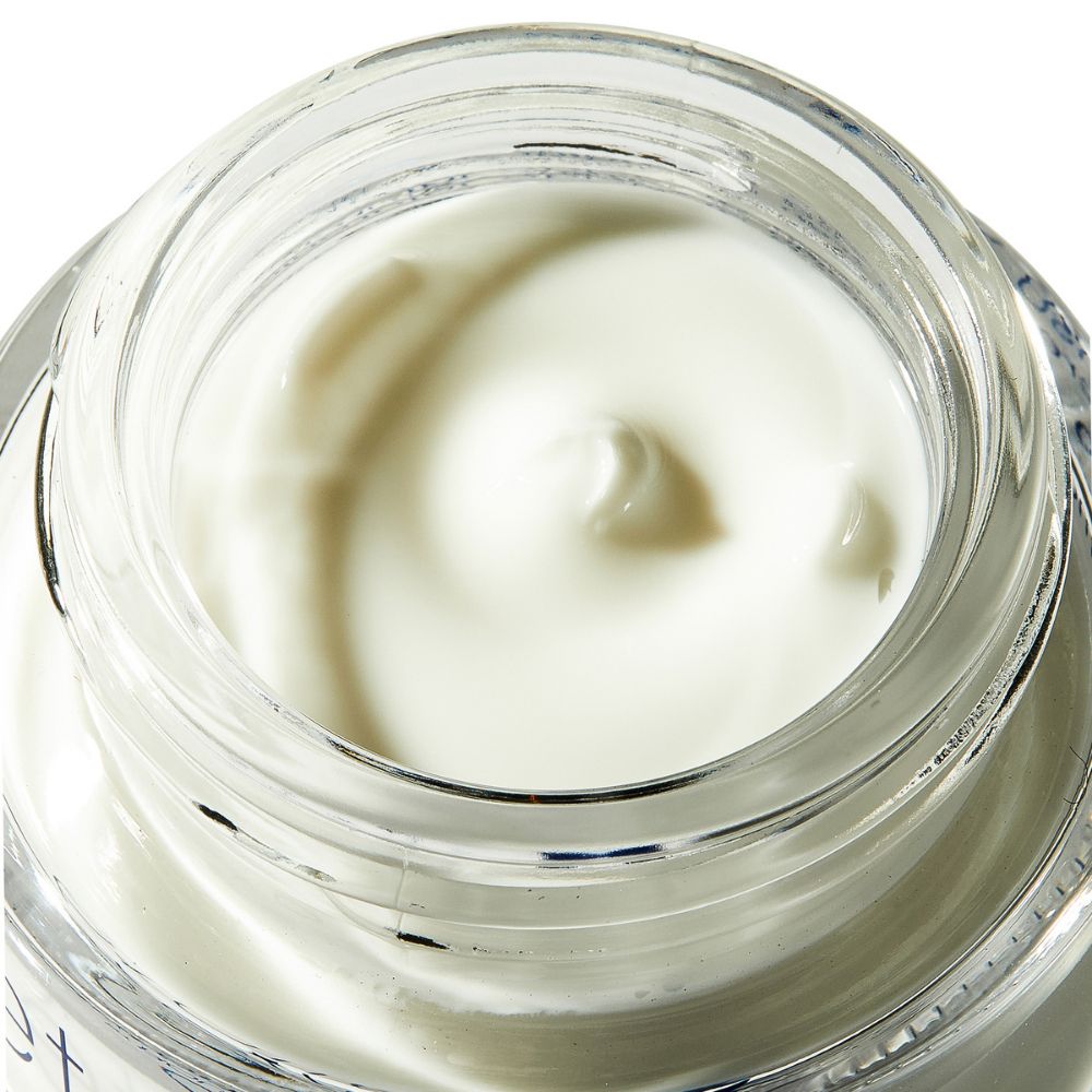 Vasetto con crema. Superficie della crema con vortici.
