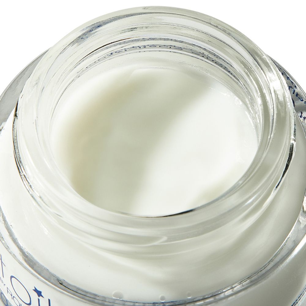 Vasetto di vetro con crema bianca. Vista dall'alto.