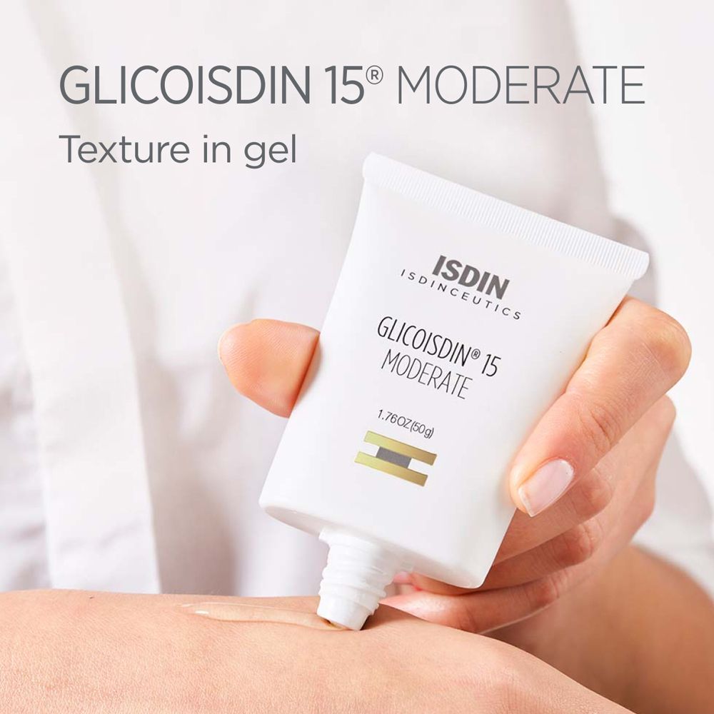 Applicazione del gel ISDIN Glicoisdin 15 Moderate sulla pelle. Testo: Glicoisdin 15 Moderate, Texture in gel, 50g.