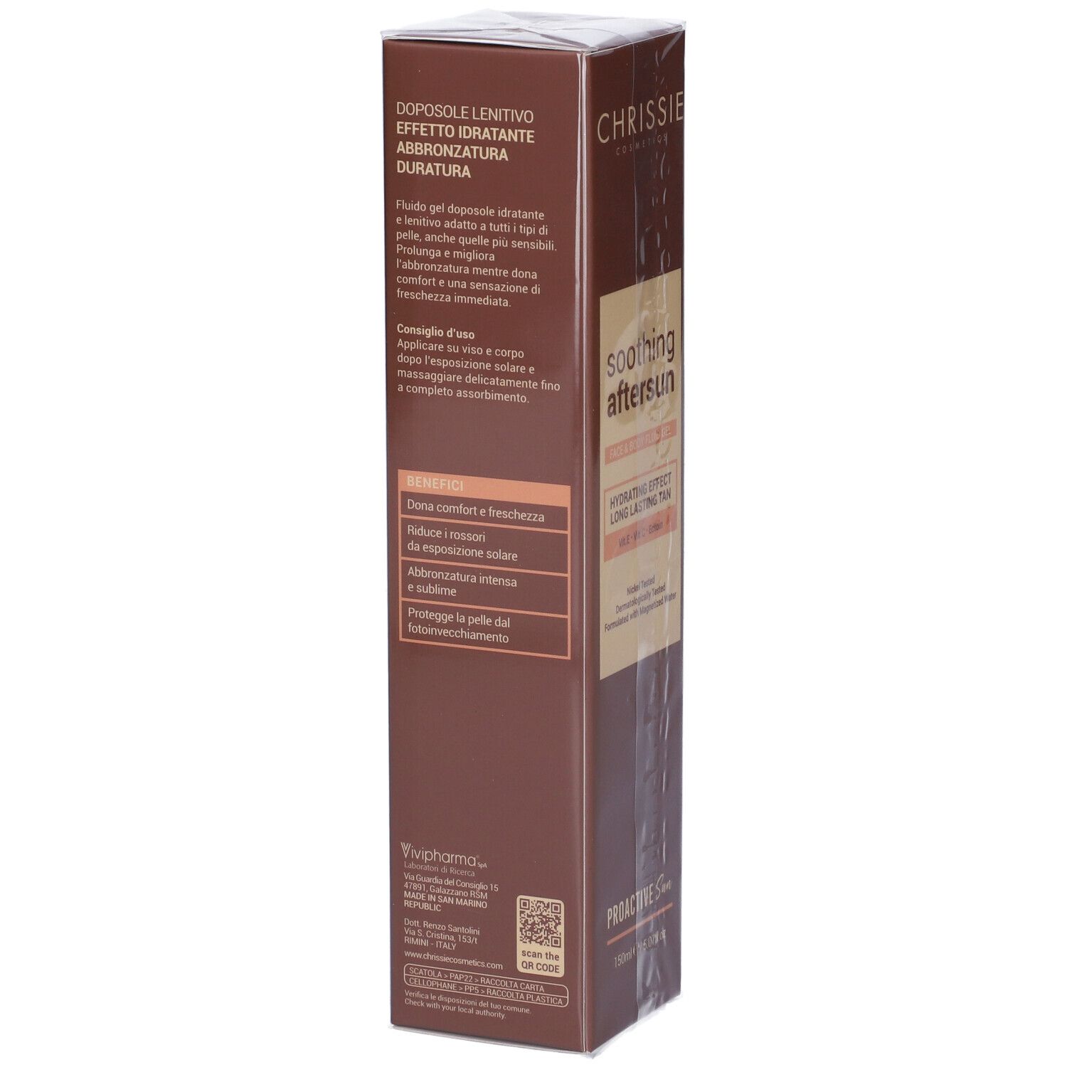 Scatola marrone con etichetta bianca. Scritta: Chrissie Cosmetics, Aftersun, idratante, abbronzatura duratura. Testo.
