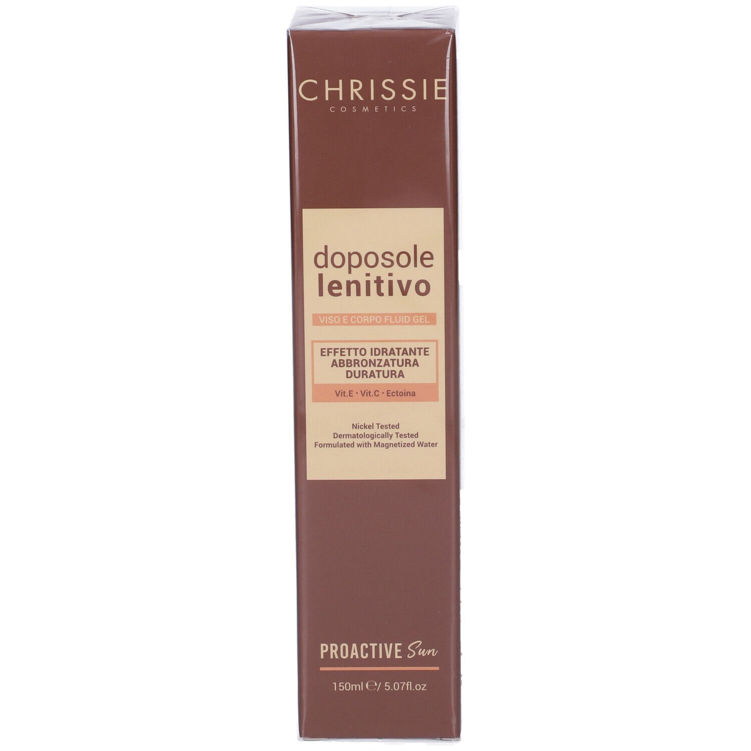 Scatola marrone con etichetta bianca. Scritta: Chrissie Cosmetics, Aftersun, idratante, abbronzatura duratura. Testo.