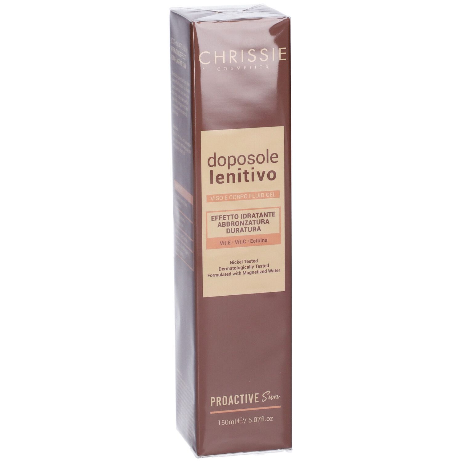 Scatola marrone con etichetta bianca. Scritta: Chrissie Cosmetics, Aftersun, idratante, abbronzatura duratura. Testo.