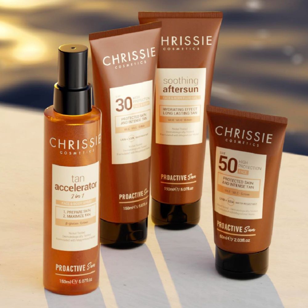 Tre tubi e un flacone spray. Scritta: Chrissie Cosmetics, Proactive Sun, Tan Accelerator, Aftersun, protezione solare 30 e 50.