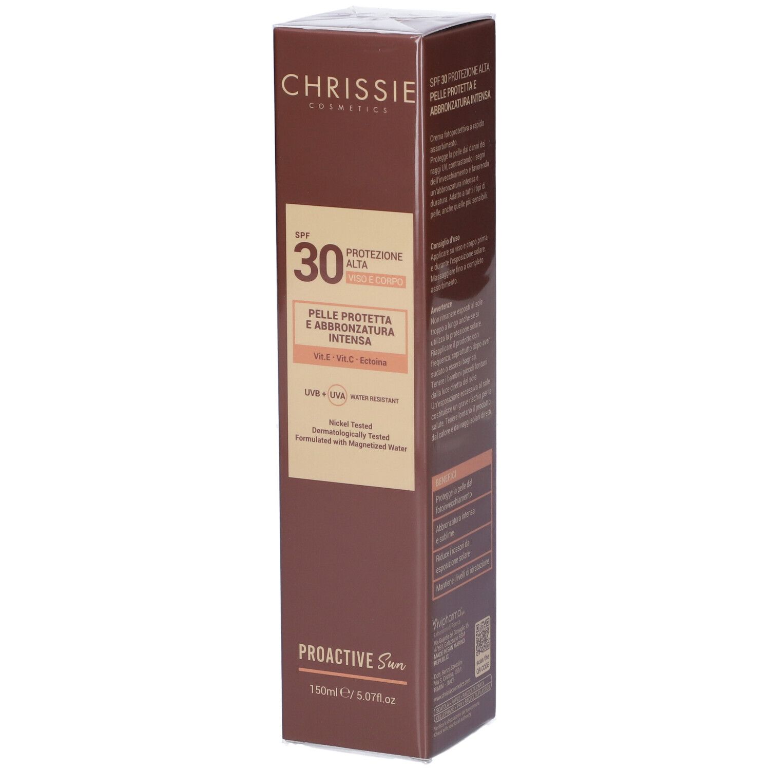 Confezione di crema solare. Scritta: Chrissie Cosmetics, SPF 30, Proactive Sun. 150ml. Testo.