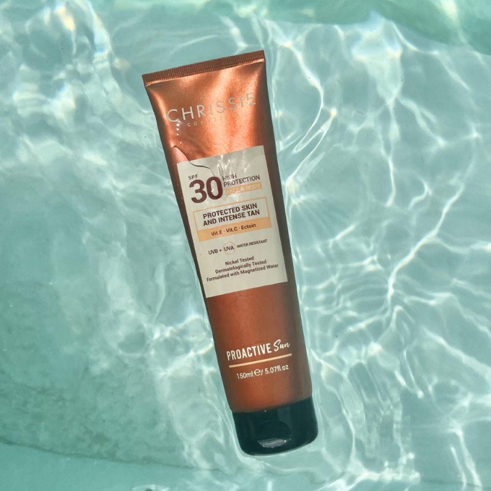 Tubo di crema solare nell'acqua. Scritta: Chrissie Cosmetics, SPF 30, Proactive Sun. 150ml.
