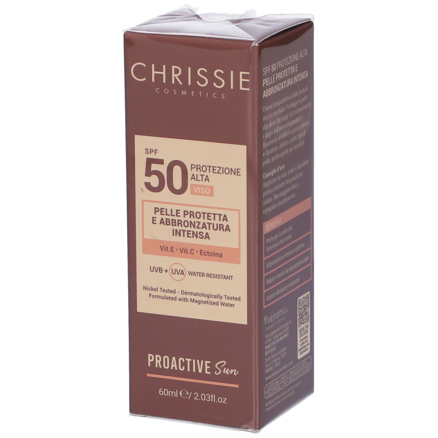 Scatola Chrissie Cosmetics SPF 50. Testo: PELLE PROTETTA E ABBRONZATURA INTENSA. Resistente all'acqua. 60ml.