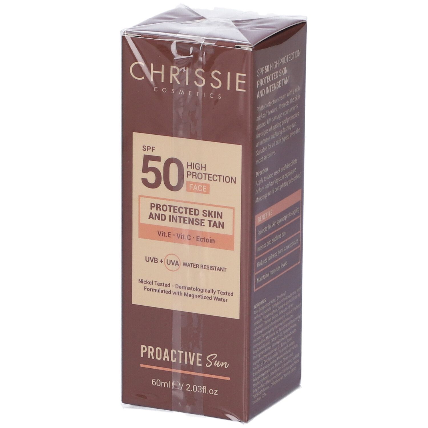 Scatola Chrissie Cosmetics SPF 50. Testo: Protected Skin and Intense Tan. Resistente all'acqua. 60ml.
