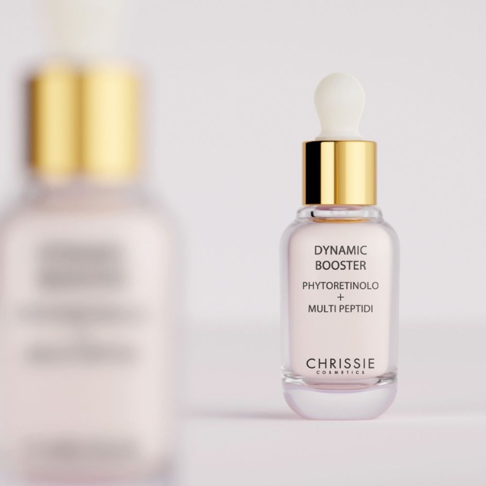 Flacone con tappo dorato e pipetta. Un altro flacone sullo sfondo. Scritta: Dynamic Booster, Phytoretinolo.
