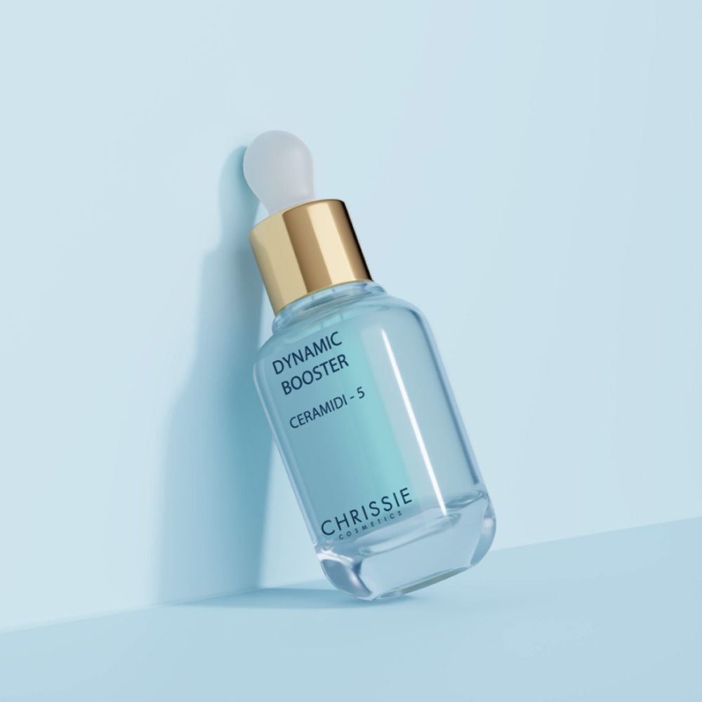 Flacone del prodotto inclinato su sfondo blu. Scritta: Dynamic Booster Ceramidi - 5. Marchio: Chrissie Cosmetics.