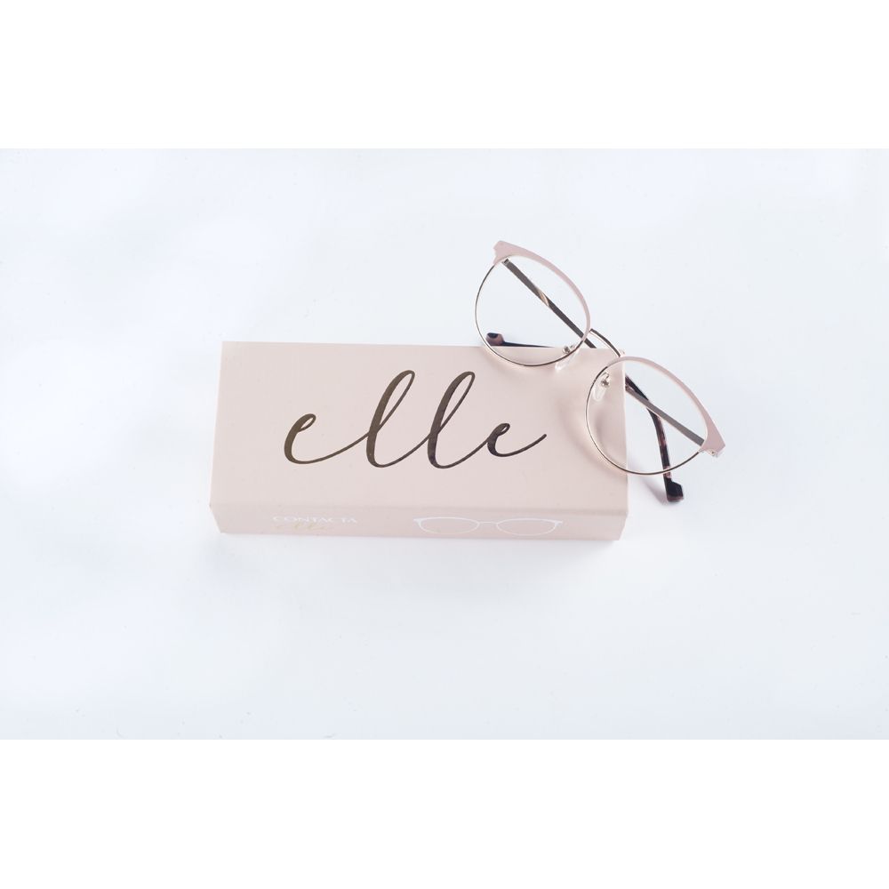Occhiali da lettura rosa su una scatola rosa con scritta 'elle'.