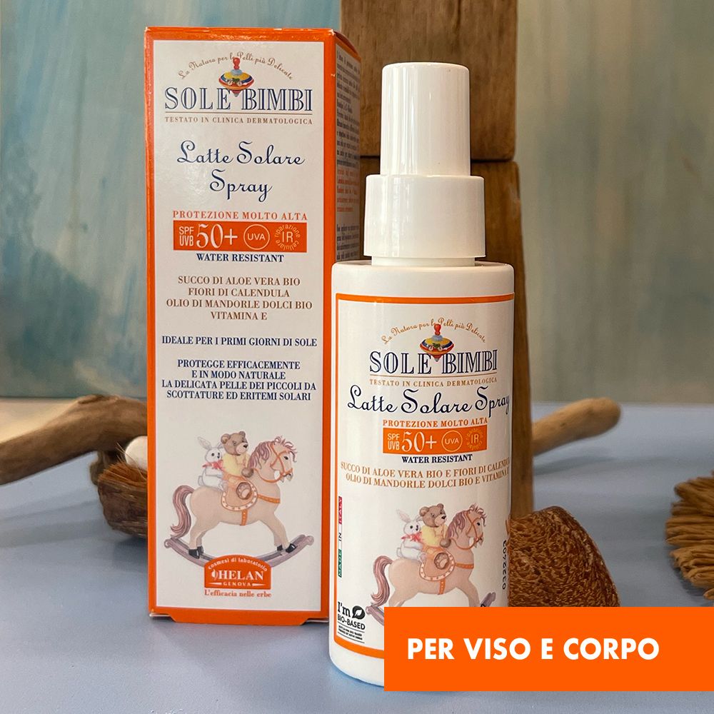Spray solare e confezione. Flacone bianco e scatola arancione. Scritta: Sole Bimbi, SPF 50+, illustrazione.