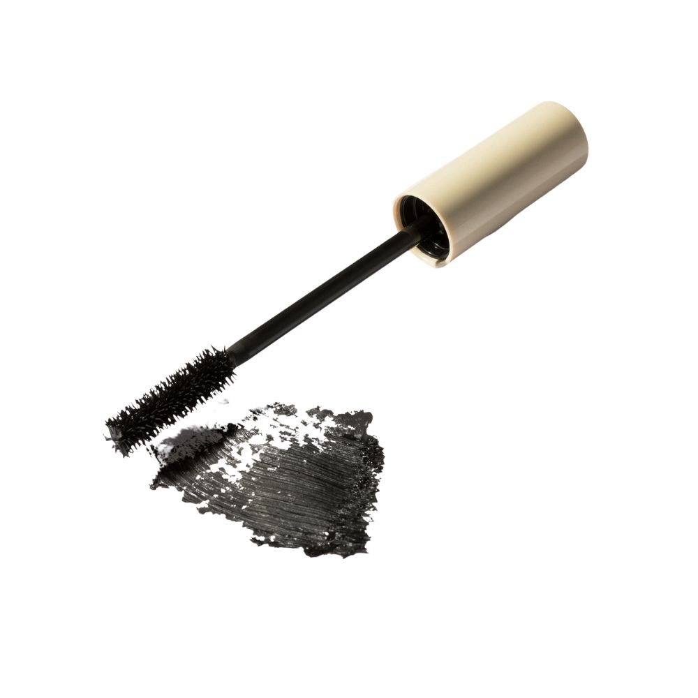Spazzola per mascara con colore mascara nero. Colore mascara su sfondo bianco.