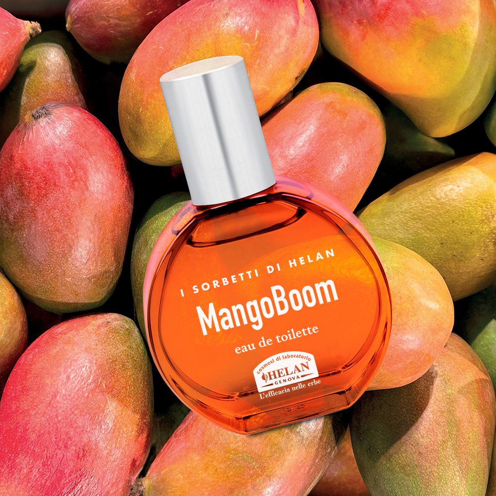 Flacone rotondo con tappo argentato, circondato da manghi. Scritta: MangoBoom Eau de Toilette. Marchio: Helan.