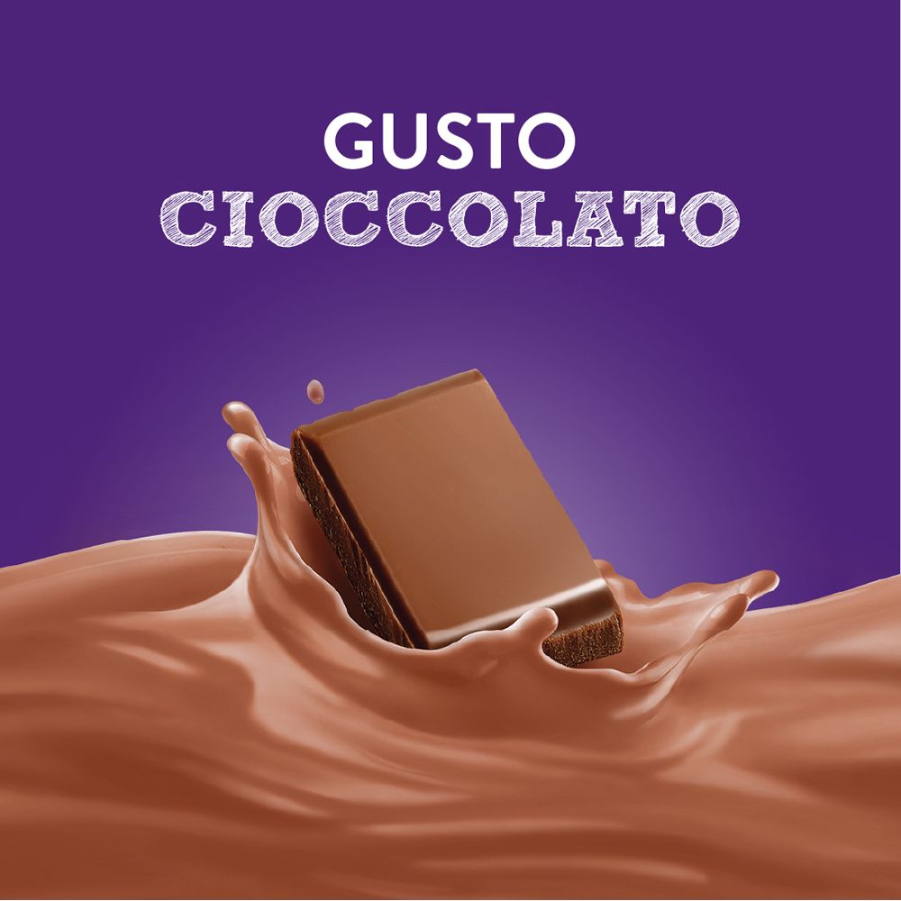 Un pezzo di cioccolato si tuffa in liquido al cioccolato con schizzi.
