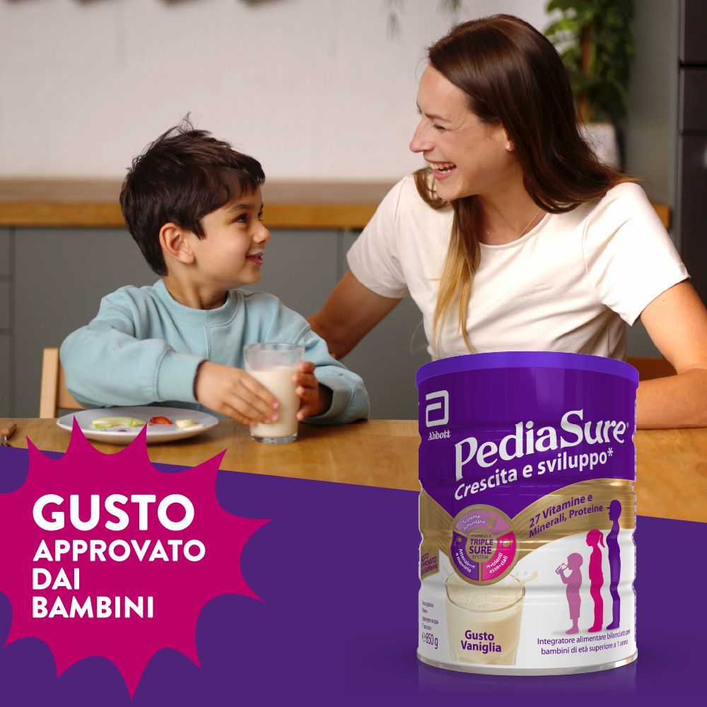 Madre e figlio a tavola. Barattolo Pediasure. Testo: Gusto approvato dai bambini.