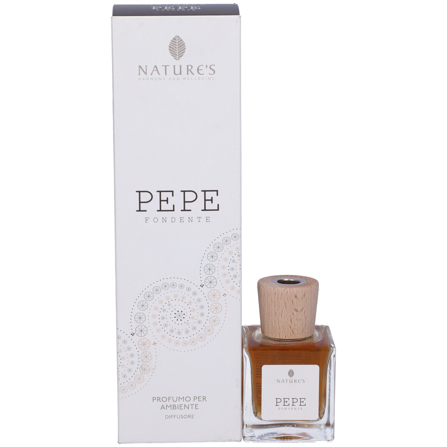 Confezione del prodotto con flacone. Scatola bianca con testo: NATURE'S, PEPE FONDENTE. Flacone con tappo in legno.