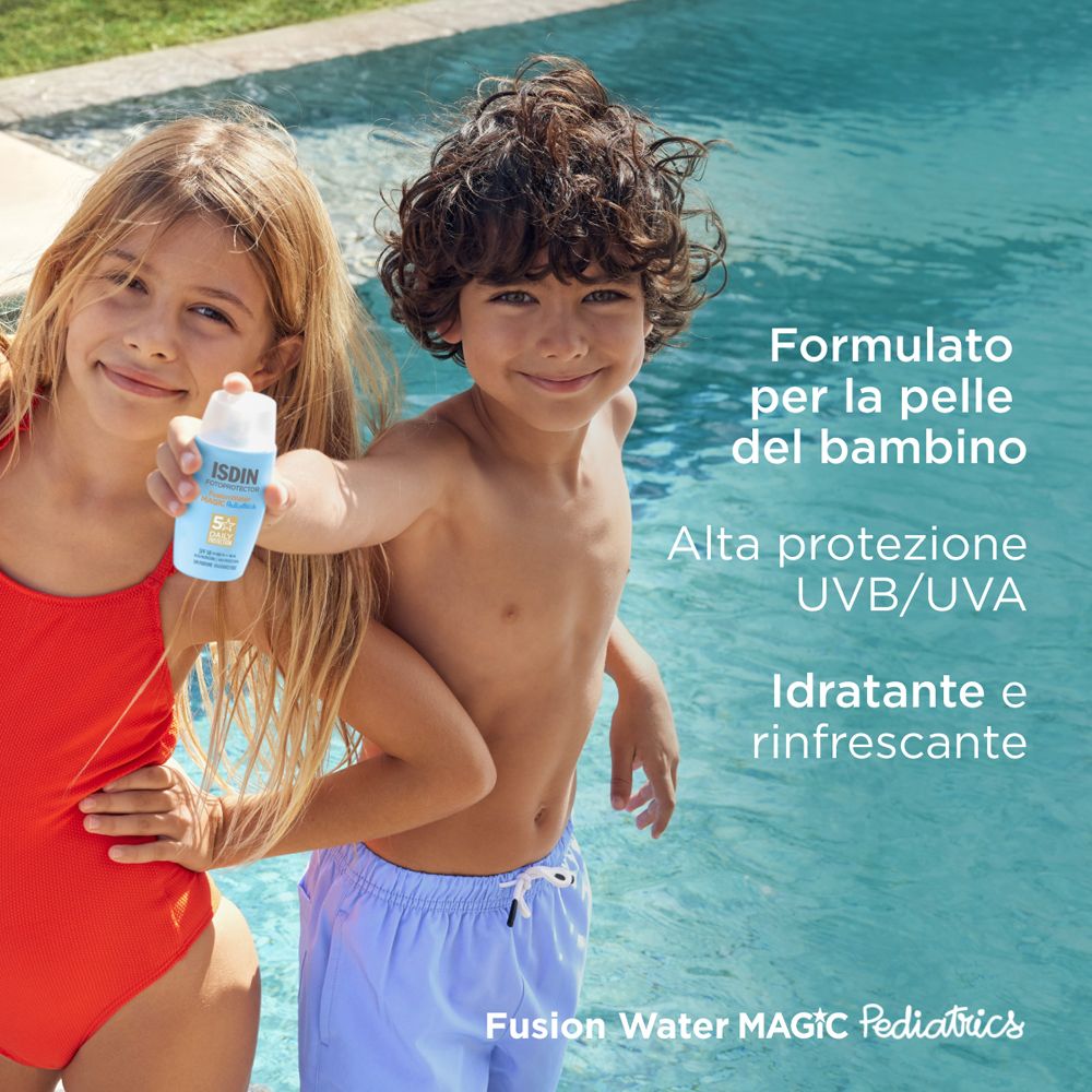 Due bambini a bordo piscina. Uno tiene un flacone azzurro. Testo: Formulado per la pelle del bambino, Alta protezione UVB/UVA.