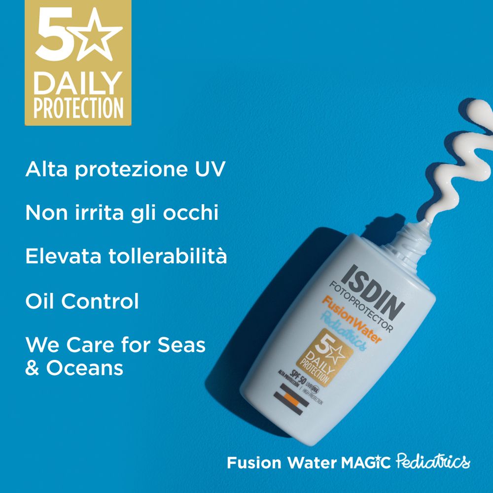 Flacone azzurro con tappo bianco. Scritta: ISDIN, Fotoprotector, Fusion Water MAGIC Pediatrics, 5 DAILY PROTECTION, SPF 50.