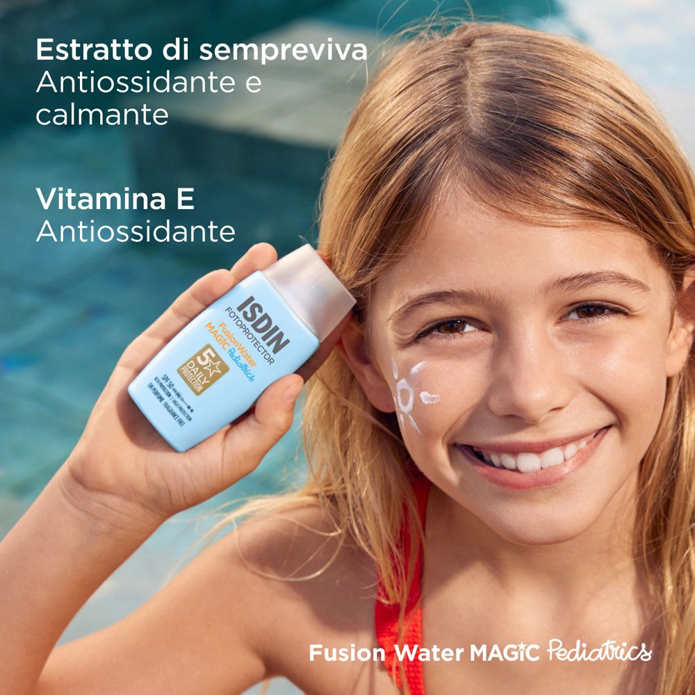 Ragazza tiene in mano un flacone azzurro. Scritta: ISDIN, Fotoprotector, Fusion Water MAGIC Pediatrics. Testo: Estratto di sempreviva antiossidante e calmante.