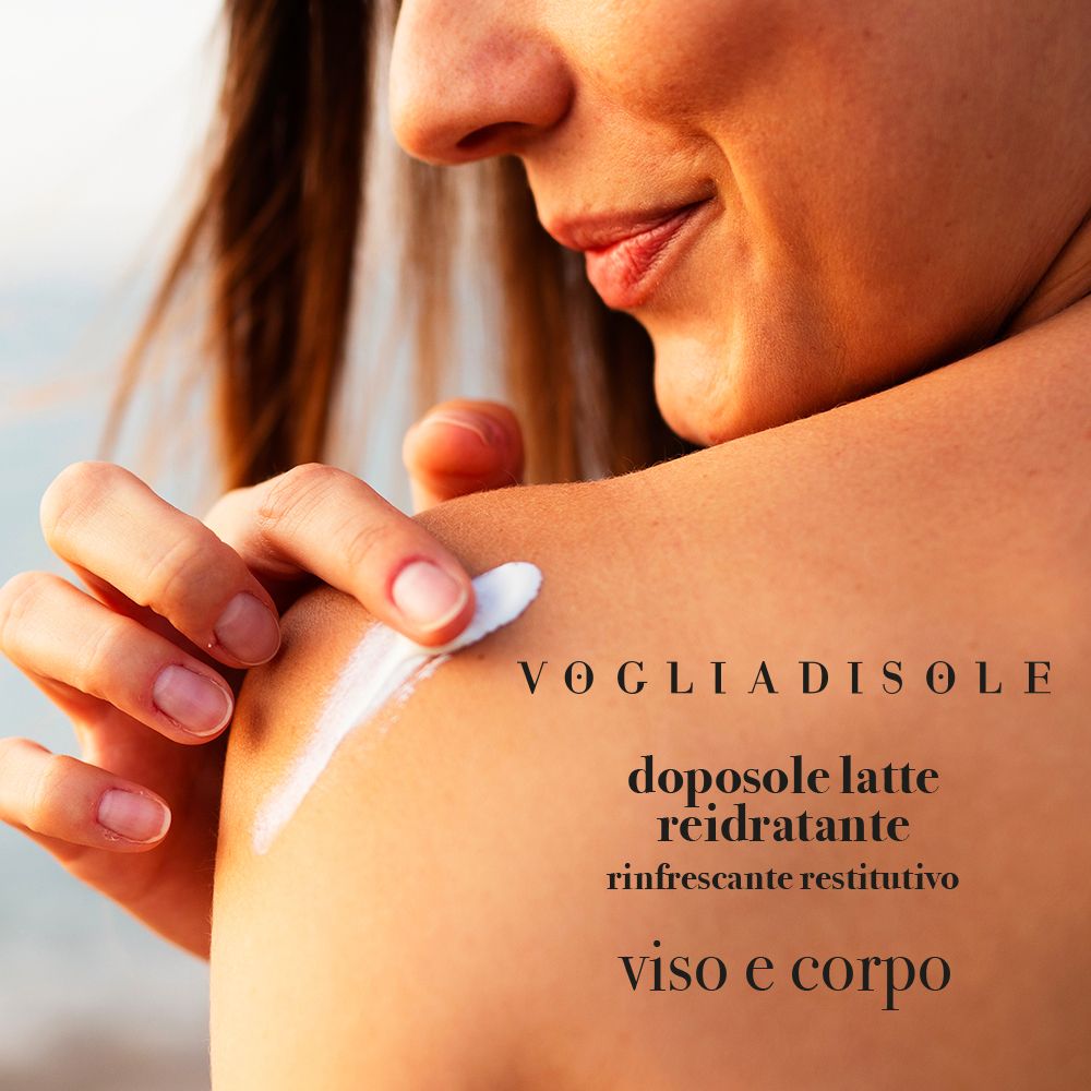 Persona applica il prodotto sulla spalla. Testo: doposole latte reidratante viso e corpo.