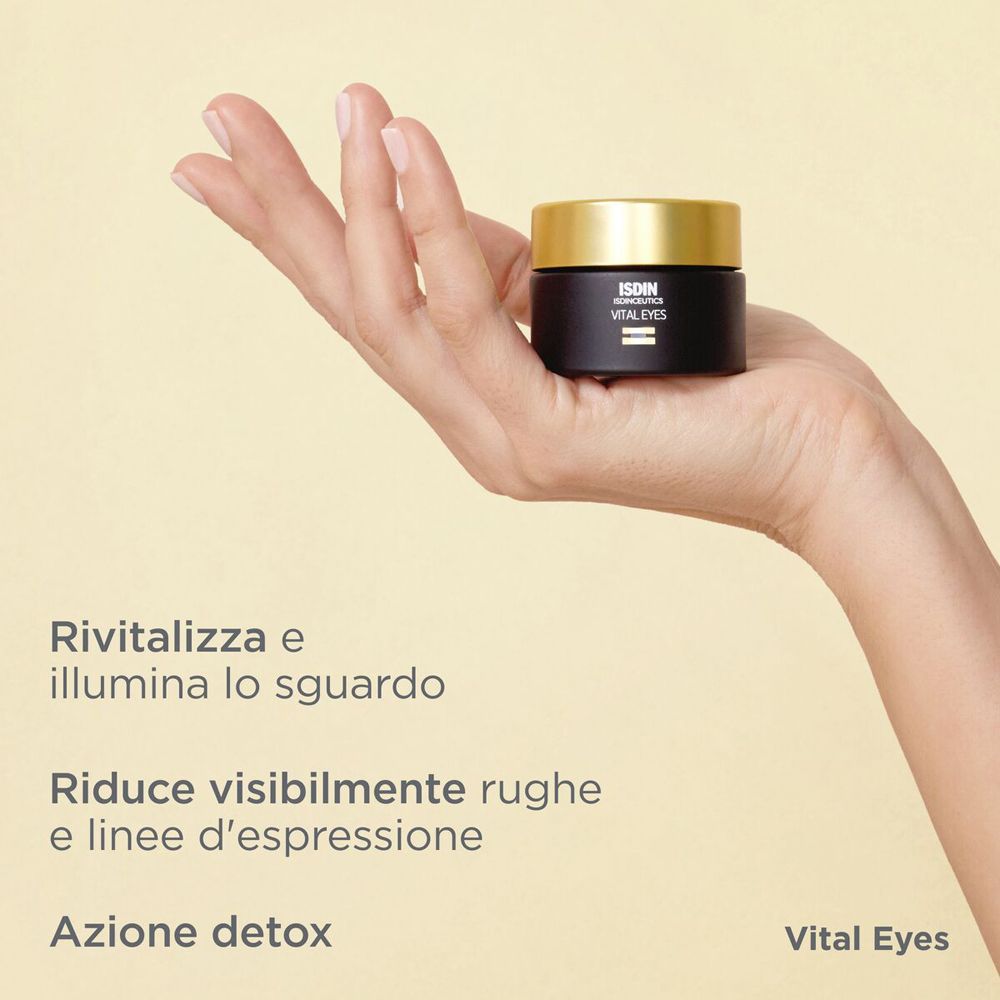Mano che tiene un vasetto. Testo: ISDIN, ISDINCEUTICS, VITAL EYES. Testo: Rivitalizza lo sguardo, riduce le rughe.