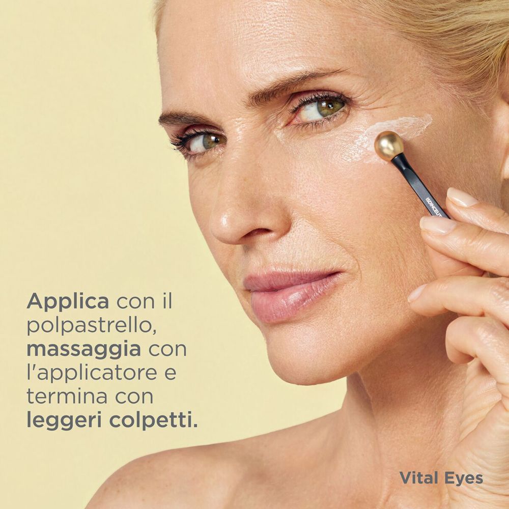 Donna con applicatore. Testo: Applicatore, massaggio, leggeri colpetti. Testo: ISDIN, ISDINCEUTICS, VITAL EYES.
