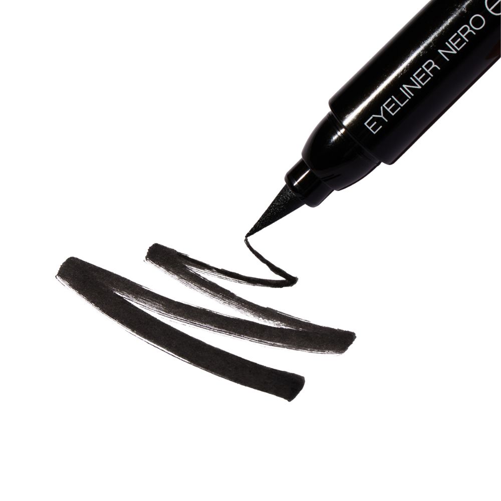 Eyeliner nero che traccia una linea. Punta della penna visibile.