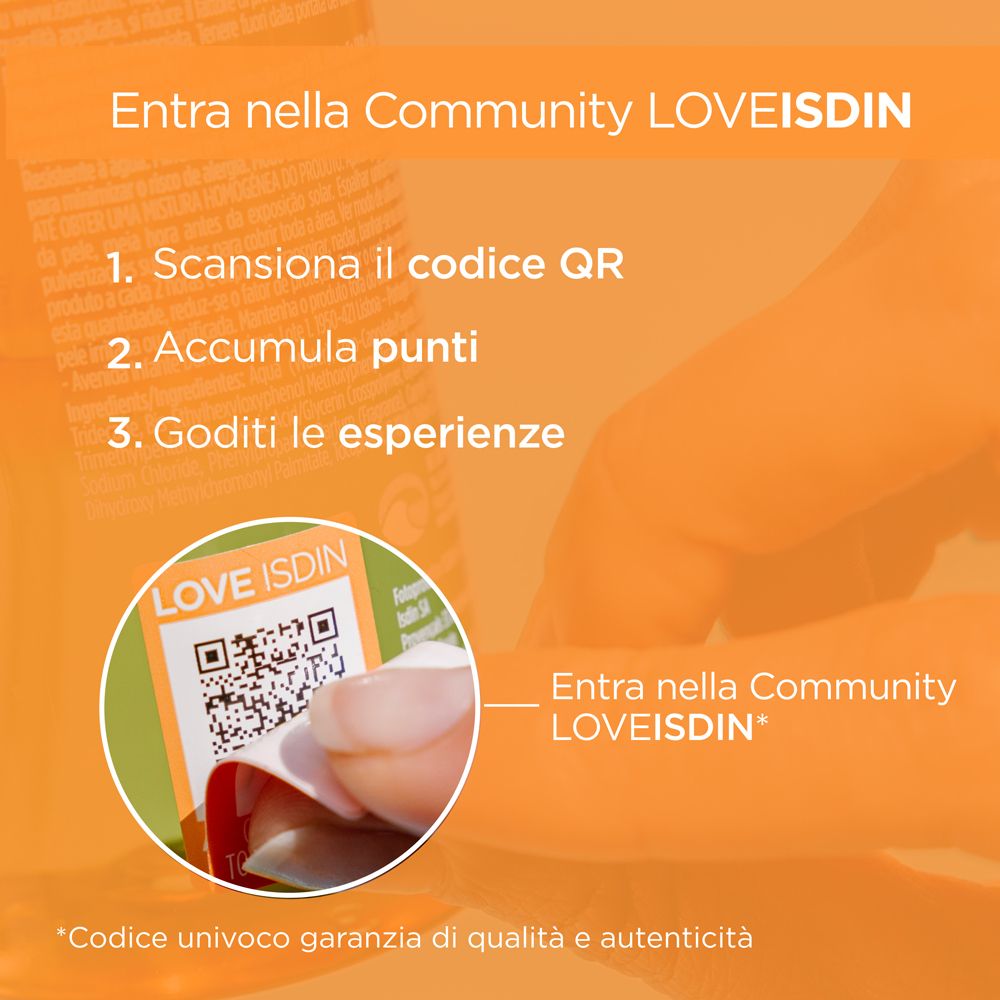 Primo piano di una mano che scansiona un codice QR su un prodotto. Testo: Entra nella Community LOVEISDIN.