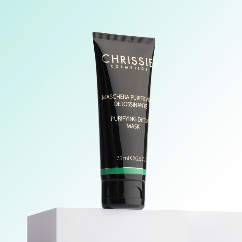 Tubo nero con logo Chrissie Cosmetics dorato. Testo: Maschera Purificante Detossinante, Purifying Detox Mask. 75 ml / 2.5 OZ.