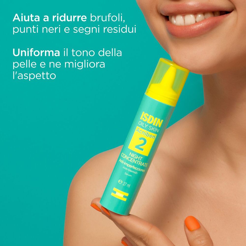 Flacone turchese con applicatore giallo. Scritta: ISDIN, Acniben 2, Night Concentrate. Primo piano di una persona.