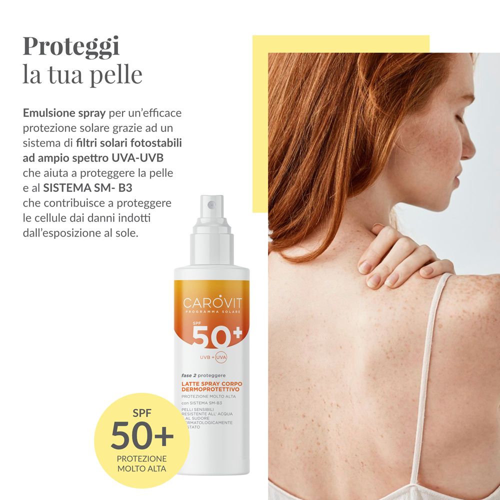 Spray CAROVIT SPF 50+. Donna con lentiggini. Prodotto accanto alla donna. Testo: Proteggi la tua pelle.