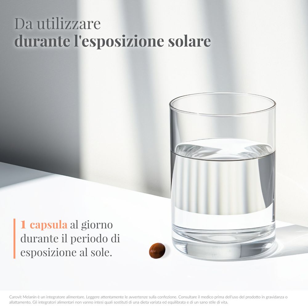 Bicchiere d'acqua e una capsula. Testo: 1 capsula al giorno durante l'esposizione solare. CAROVIT Melanin Compresse.