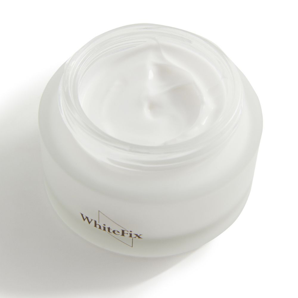 Vasetto di crema aperto con crema bianca. Scritta WhiteFix. Crema nel vasetto.