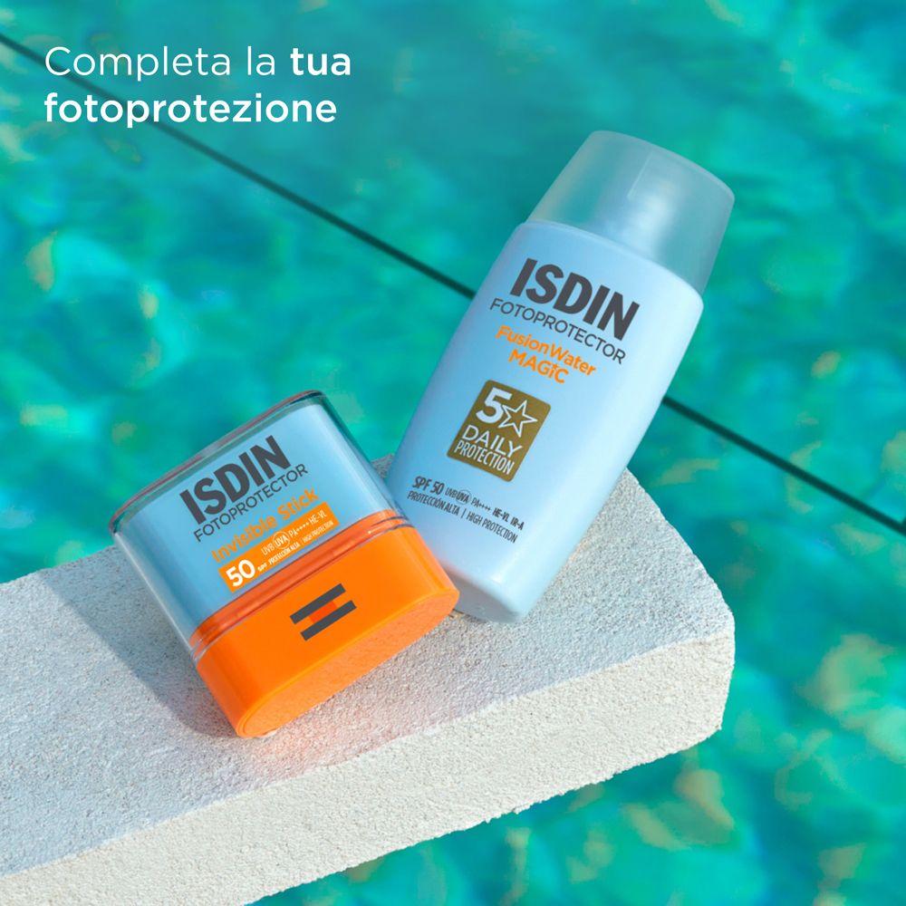 ISDIN Fotoprotector Invisible Stick SPF50 e un'altra crema solare. Testo: Completa la tua fotoprotezione. Sfondo: acqua.