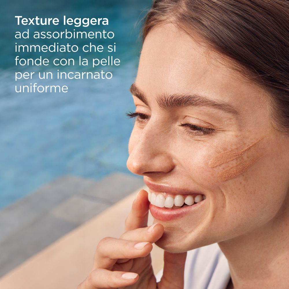 Primo piano di una donna. Testo: Texture leggera, assorbimento immediato. Per un incarnato uniforme.