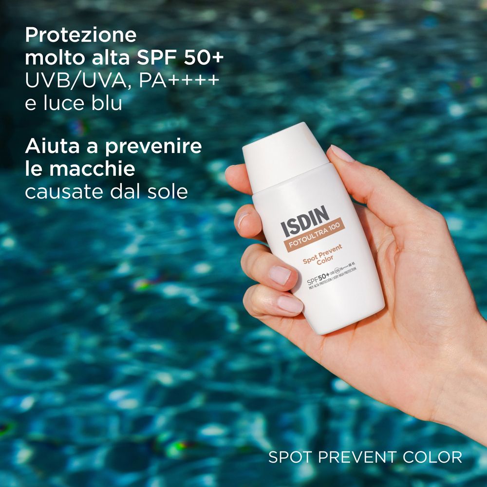 Mano che tiene un flacone bianco. Testo: Alta protezione SPF 50+, UVB/UVA, PA++++, luce blu. Aiuta a prevenire le macchie.